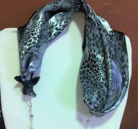 foulard-gioiello-fantasia-animalier-con-collana-agganciabile-