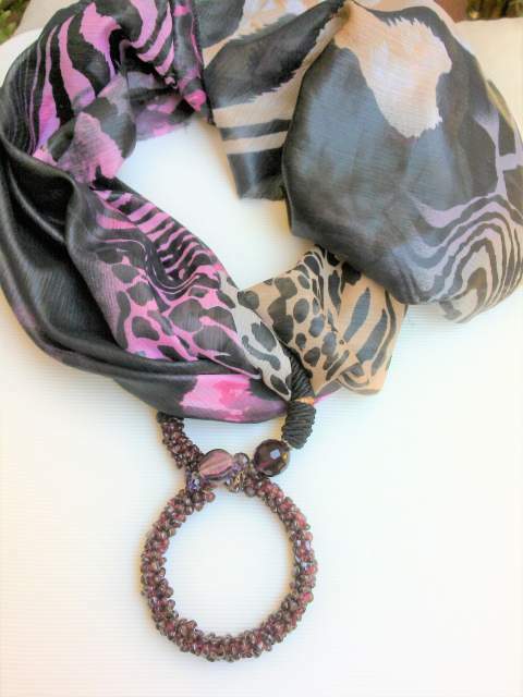 foulard-gioiello-neroe-fucsia-beige-e-anelli-fantasia-animalier-