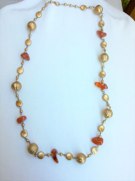 collana-lunga-con-corniola-e-bigiotteria-color-oro-bronzato