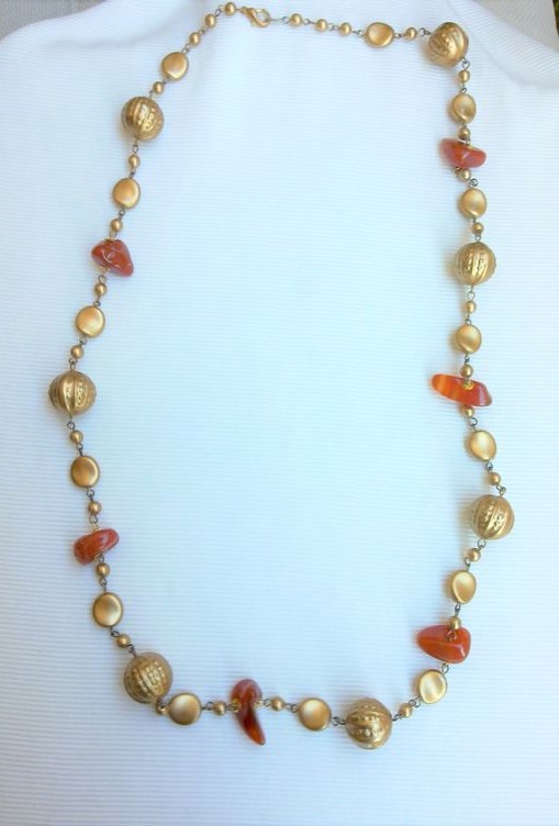 collana-lunga-corniola-e-perle-color-oro-bronzato